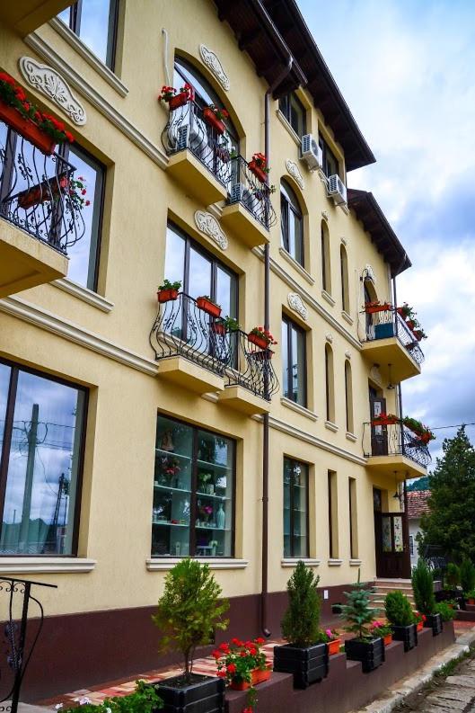 Hotel Coquette Maneciu Exterior photo
