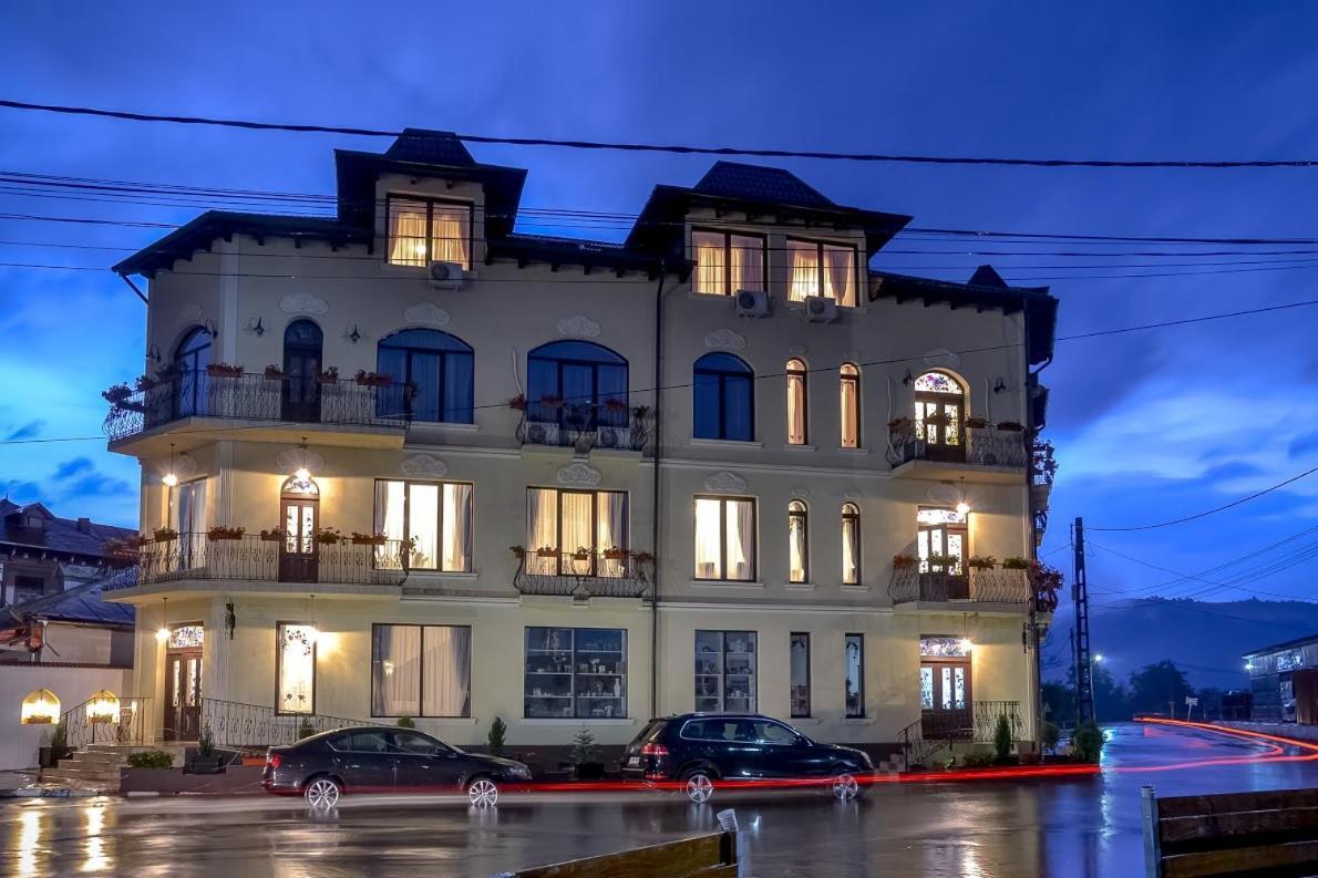Hotel Coquette Maneciu Exterior photo