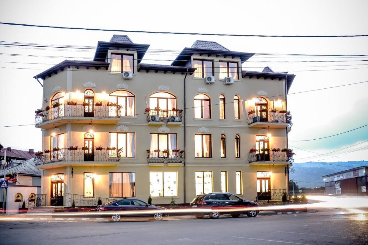 Hotel Coquette Maneciu Exterior photo